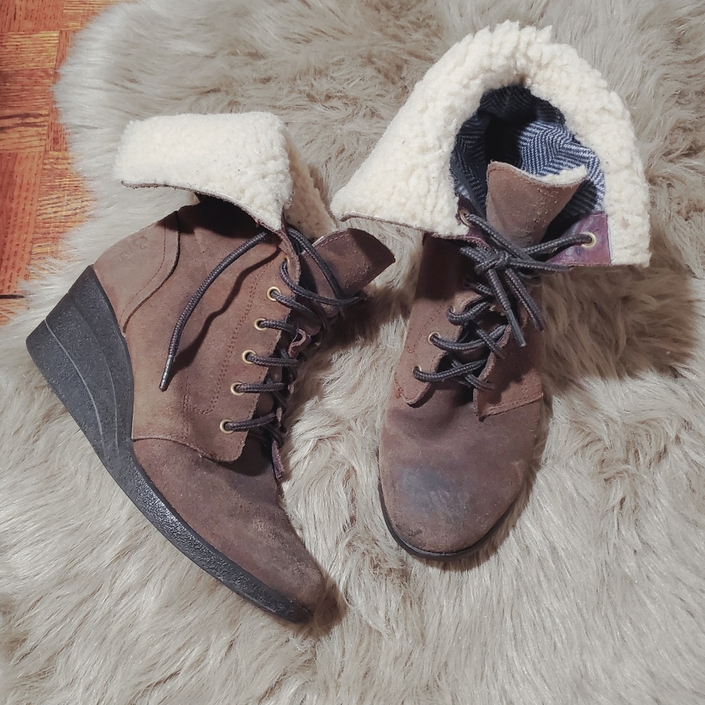 UGG Brown Suede Shearling Lace Up Boots- Size 8